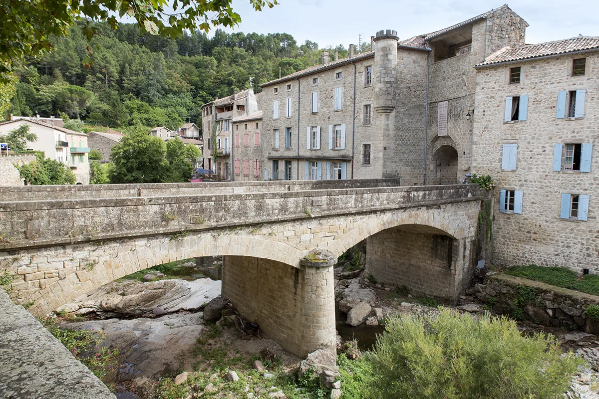 Ruelles médiévales en pierre naturelle, typiques de Largentière.
