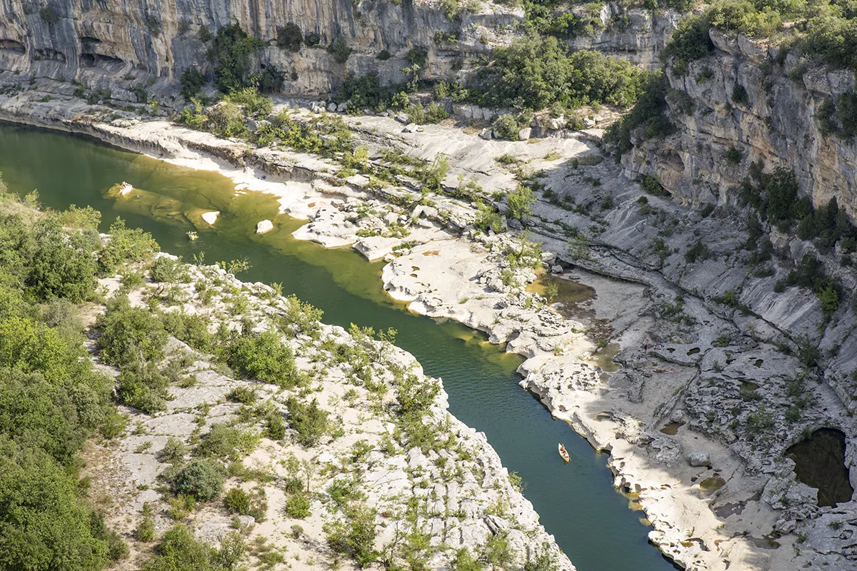 Canoës dans les gorges, rochers, eau turquoise. Emblématique.