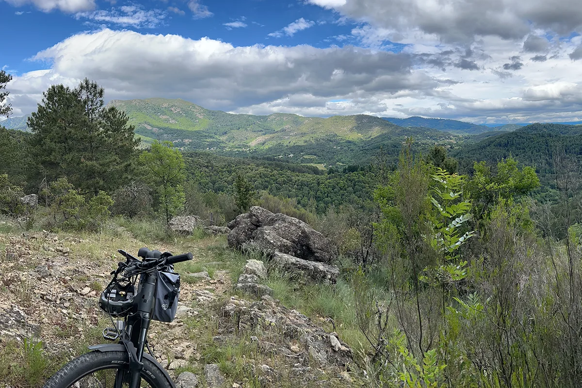 VTT sur un sentier rocailleux, végétation de garrigue.